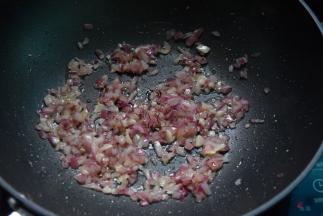 锅内放油，先爆香洋葱、蒜末