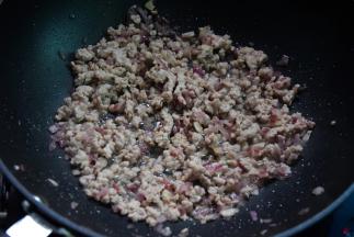 再放肉末炒至变色