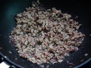 再放肉末炒至变色