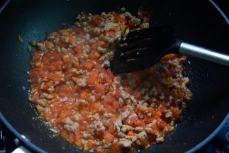 再放肉末炒至变色