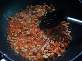 再放肉末炒至变色