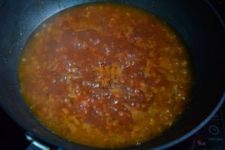 加入番茄酱，淋入红酒加欧芹、黑胡椒粉和盐调味，加开水没过材料，小火炖30分钟以上