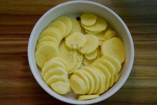 煮肉酱的同时，土豆去皮切片，上锅蒸熟