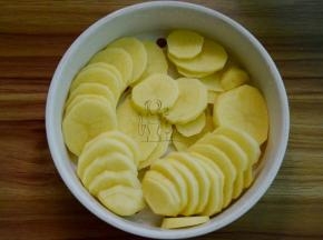 煮肉酱的同时，土豆去皮切片，上锅蒸熟