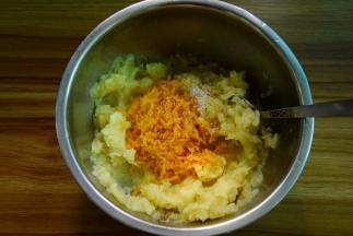 土豆蒸熟后压成泥，加车达奶酪，黄油、牛奶、盐、胡椒粉拌匀备用