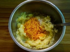 土豆蒸熟后压成泥，加车达奶酪，黄油、牛奶、盐、胡椒粉拌匀备用