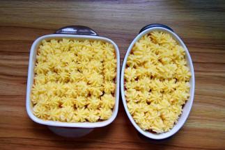 再放土豆泥覆盖住肉酱，我用了裱花嘴，随便盖住也可以