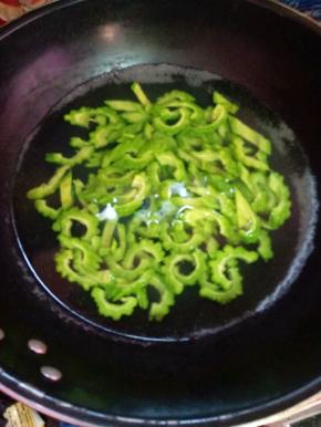 放入已开的水中焯水一分钟