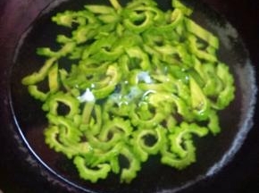 放入已开的水中焯水一分钟