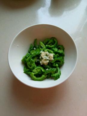 捞出来过凉开水沥干，放入碗中，加蒜末，盐，辣椒油，香油，鸡粉