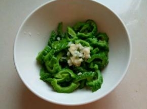 捞出来过凉开水沥干，放入碗中，加蒜末，盐，辣椒油，香油，鸡粉