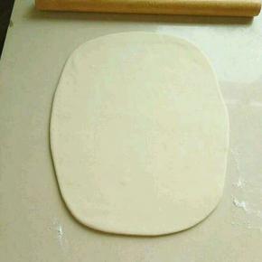 排气，擀成面片，均匀的抹上一层食用油。