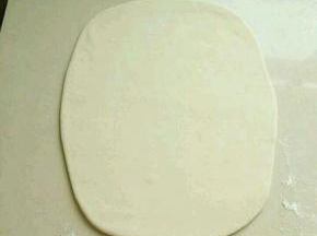 排气，擀成面片，均匀的抹上一层食用油。