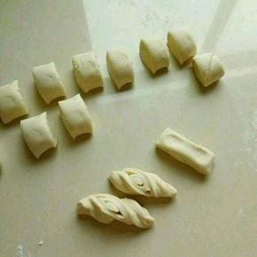 取一小段微微拉长，两手朝反方向拧。