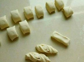 取一小段微微拉长，两手朝反方向拧。