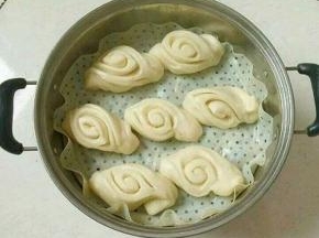 水开后蒸锅十二分钟，闷三分钟即可。