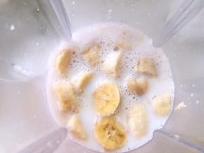 香蕉跟牛奶一起放到榨汁机内打成香蕉泥