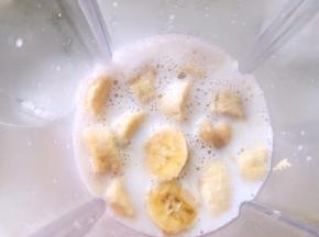 香蕉跟牛奶一起放到榨汁机内打成香蕉泥