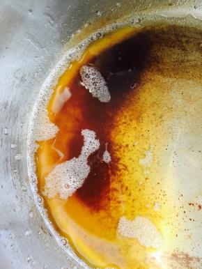 黄油小火加热，硅胶棒不停搅拌，熬出茶色，放置凉水中降温，不降温，锅的热度会使黄油变糊的，口感就不好啦