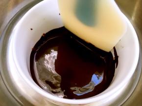 巧克力隔水加热至融化，不太喜欢巧克力的，可以减少10克