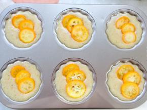 金桔切薄片，将面糊倒入模具，表层装饰几片金桔（我用玛德琳六连杯模具，分量正好装满六连杯）