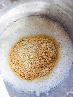 筛入低筋面粉，杏仁粉搅拌均匀无颗粒