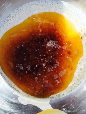 倒入茶色黄油，搅拌均匀，面糊变得很粘稠