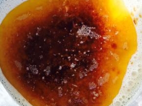 倒入茶色黄油，搅拌均匀，面糊变得很粘稠