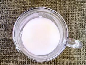 牛奶加热一下，沿杯壁倒入温牛奶