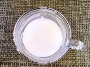 牛奶加热一下，沿杯壁倒入温牛奶