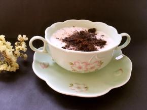 打好的香蕉奶昔倒入容器中，上面撒一点奥利奥饼干碎即可