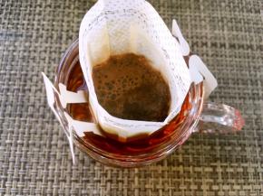 咖啡粉装入挂耳袋内，加热水侵泡5分钟