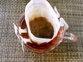 咖啡粉装入挂耳袋内，加热水侵泡5分钟
