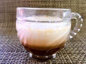 将温咖啡沿杯壁倒入，咖啡会顺着杯壁流到第二层