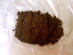 装保鲜袋用擀面杖擀碎