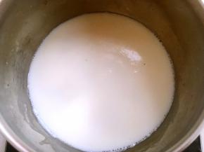 牛奶加砂糖煮开，放凉备用