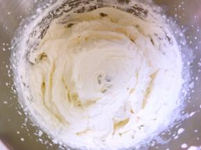 咖啡放置常温，淡奶油加砂糖打发出纹路，倾斜打蛋盆，淡奶油不流动即可，装入裱花袋