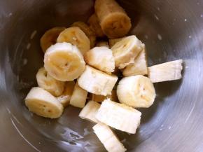 香蕉去皮，切成段