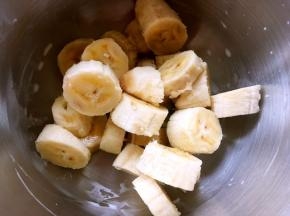 香蕉去皮，切成段