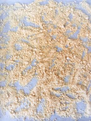 烤盘上铺油纸，将杏仁粉放在烤盘上，烤箱预热170度烤6分钟，杏仁粉烤出微黄色，取出凉透备用