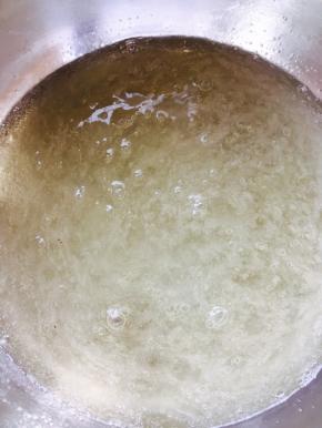 蛋清加砂糖用硅胶棒快速搅拌，让糖跟蛋白充分融合变粘稠