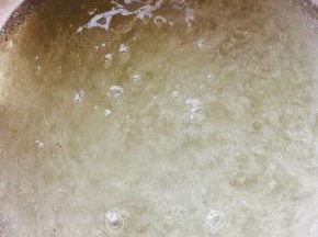 蛋清加砂糖用硅胶棒快速搅拌，让糖跟蛋白充分融合变粘稠