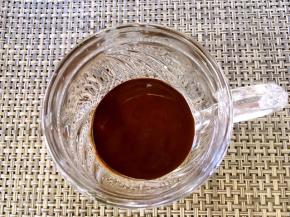 将融化的巧克力倒入杯内