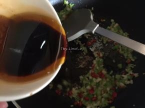 然后把搅拌好的酱倒入