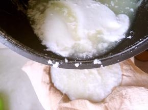 将发酵好的液体倒入滤网，滤网底下垫个盆，好过滤出乳清，这一步不要着急，得自然过滤，估计得7、8个小时，喜欢干一点的，可以多过滤几个小时