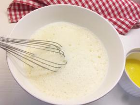 加入耐高糖酵母搅拌均匀