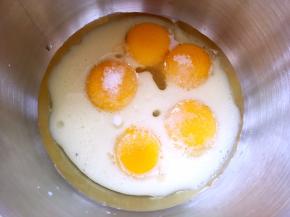 蛋黄加20克砂糖、牛奶、玉米油搅拌均匀