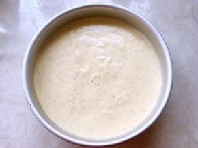 烤箱预热160度，将翻拌好的面糊抬高20厘米倒入模具，之后再轻轻磕几下，震出气泡