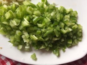 青椒洗净、去籽切细丁待用