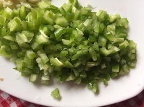 青椒洗净、去籽切细丁待用
